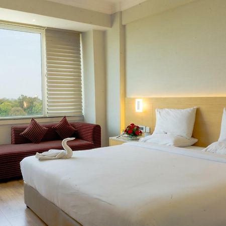 Hotel Gemini Continental, Hazratganj Lucknow Zewnętrze zdjęcie