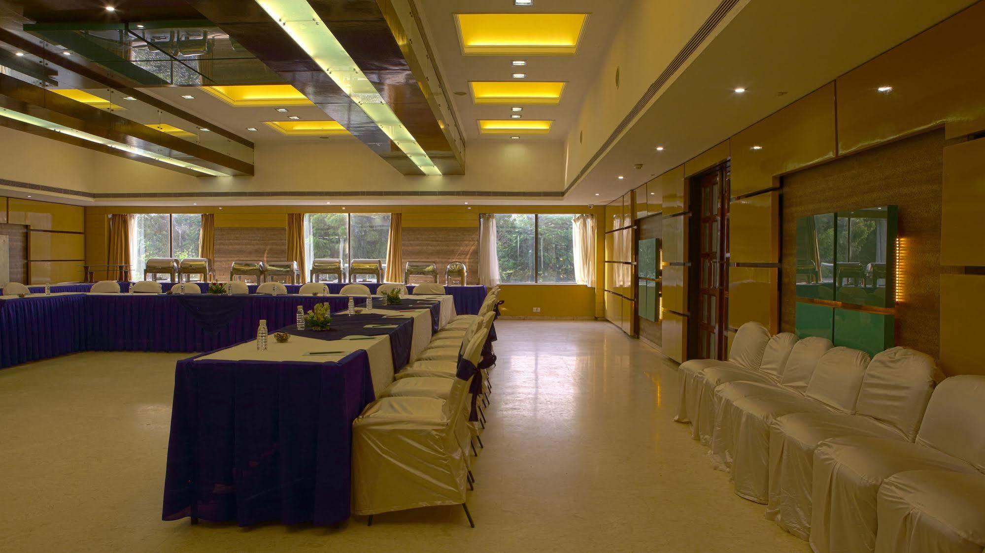 Hotel Gemini Continental, Hazratganj Lucknow Zewnętrze zdjęcie