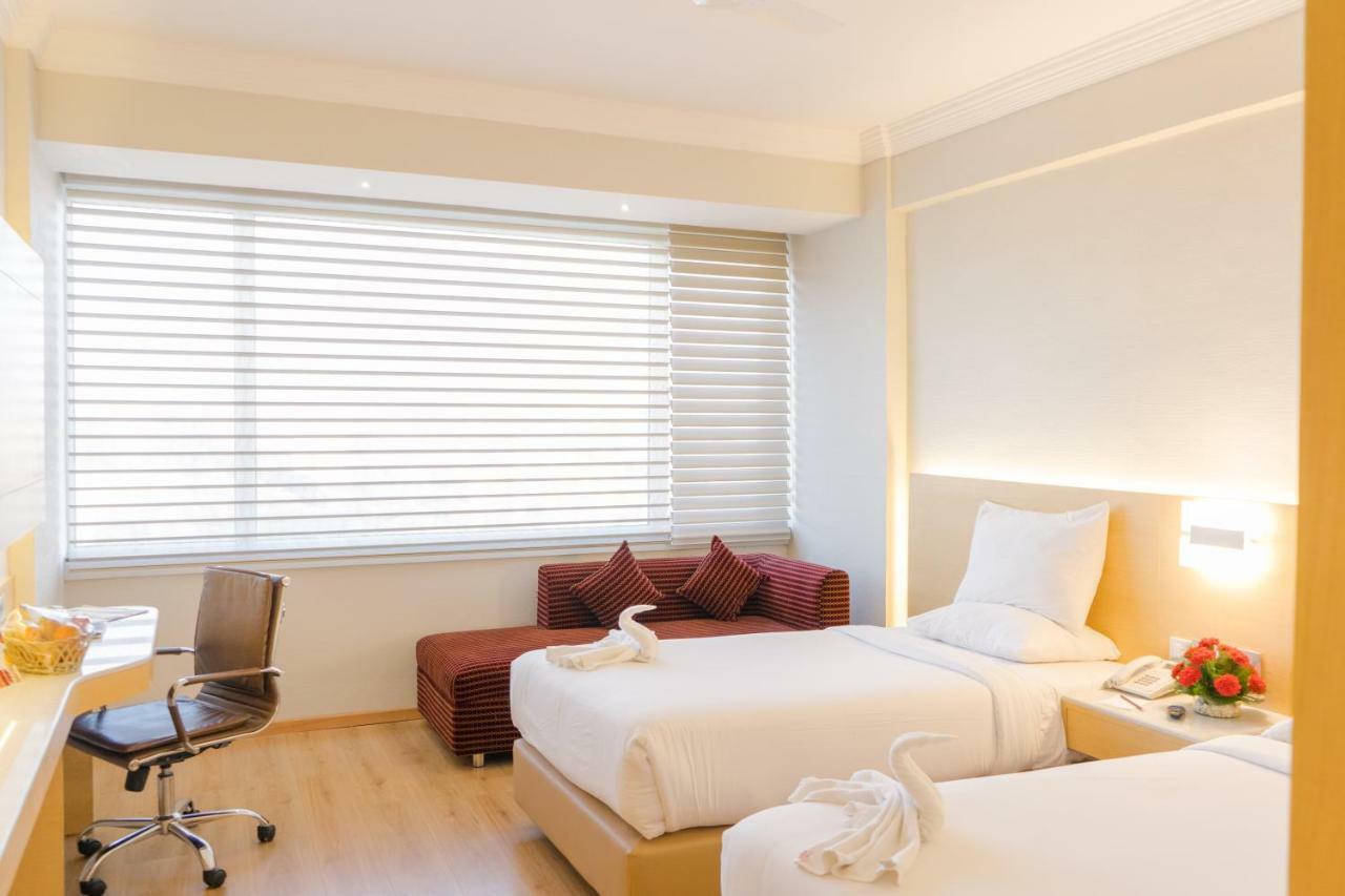 Hotel Gemini Continental, Hazratganj Lucknow Zewnętrze zdjęcie