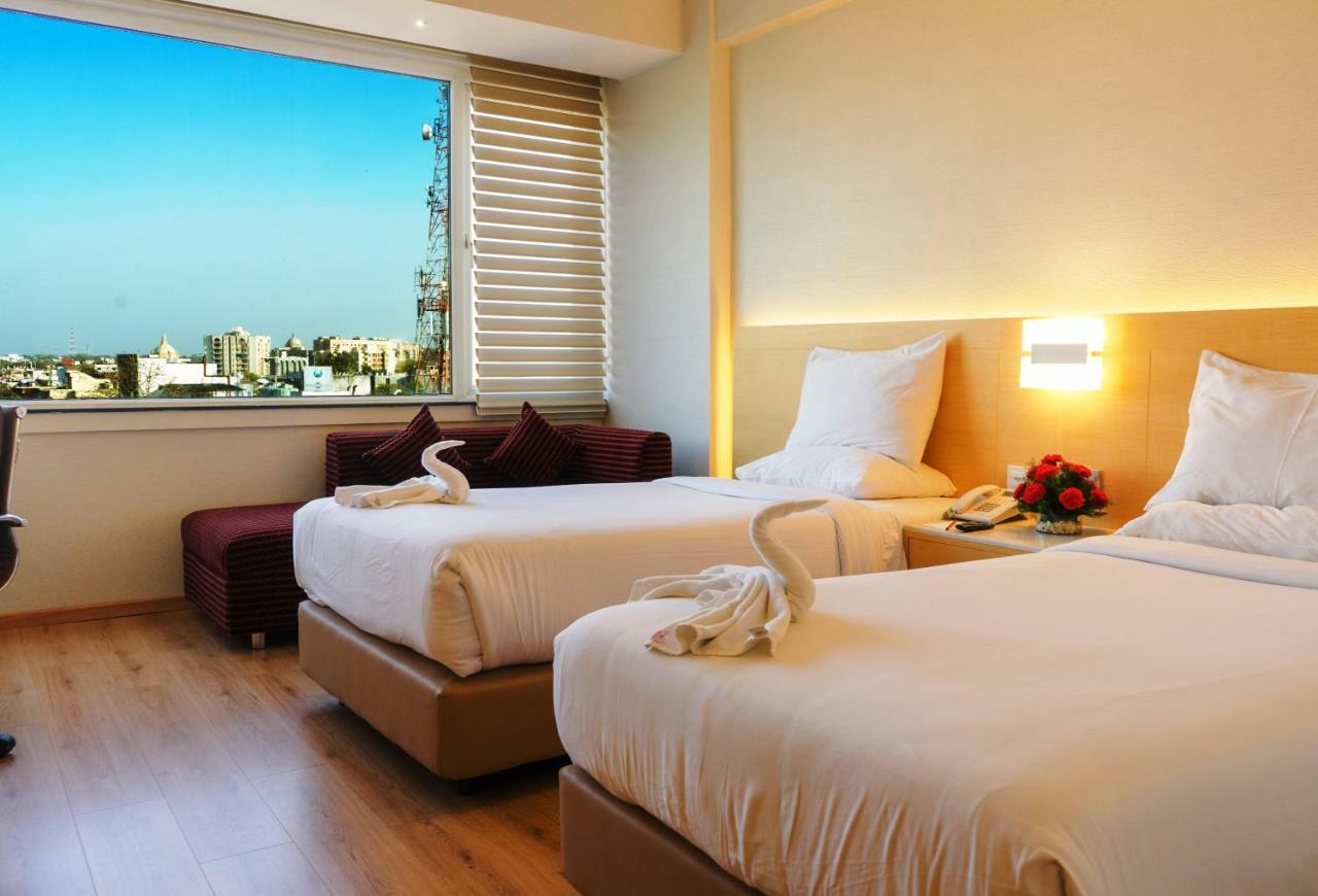 Hotel Gemini Continental, Hazratganj Lucknow Zewnętrze zdjęcie